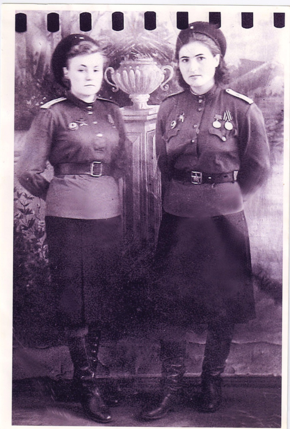Анна Фёдоровна Кузнецова (слева)
