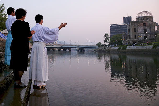 Японцы по всей стране отдают дань памяти погибшим в 1945 году во время ядерной бомбардировки Хиросимы. Ровно 70 лет назад бомбардировщик американских ВВС беспрепятственно пролетел над центром города, сбросив на него четырехтонную урановую бомбу под названием «Малыш». Около 100 тысяч человек погибли мгновенно, около 186 тысяч скончались позже от различных последствий взрыва, в том числе от рака