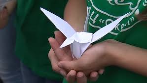 Дети Приморья передали генконсулу Японии во Владивостоке сотни журавликов в память о трагедии Хиросимы и Нагасаки