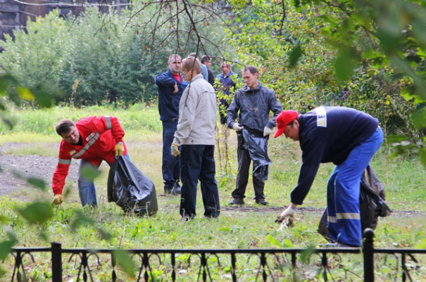 Металлурги ЕВРАЗ НТМК вышли на субботник на уникальном заводе-музее в Нижнем Тагиле